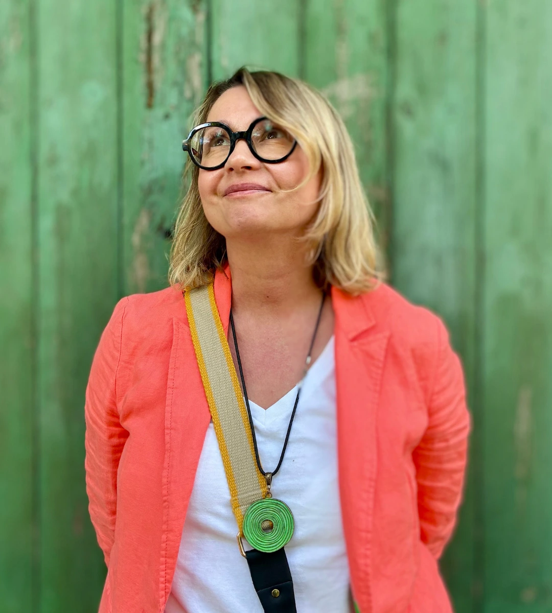 Katarzyna Siedlik – psychoterapeutka CBT, portret na tle zielonej ściany